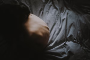 夜半的窗外,寒風像一把無形的筆,在牆壁上寫下斷斷續續的字。此刻,我正翻著「金企鵝 - 歌曲故事」的手機頁面,手指在螢幕上輕輕滑動,尋找一首能陪我度過失眠之夜的歌曲。最後,畫面停在了「孤單的人」的播放按... 夜半的窗外,寒風像一把無形的筆,在牆壁上寫下斷斷續續的字。此刻,我正翻著「金企鵝 - 歌曲故事」的手機頁面,手指在螢幕上輕輕滑動,尋找一首能陪我度過失眠之夜的歌曲。最後,畫面停在了「孤單的人」的播放按...