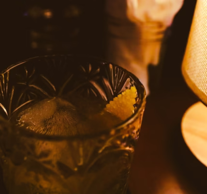 一杯孤單酒,隱藏的悲傷 一杯孤單酒,隱藏的悲傷