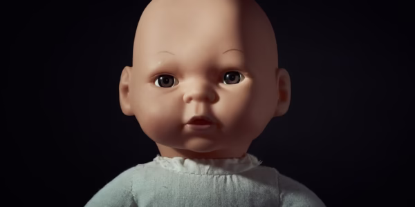 《永遠是個小娃娃》：童年時光的回音