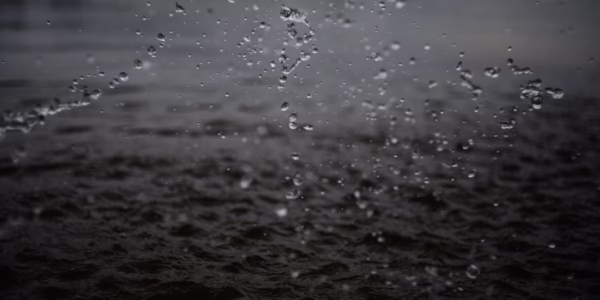 雨滴敲擊窗前的心靈