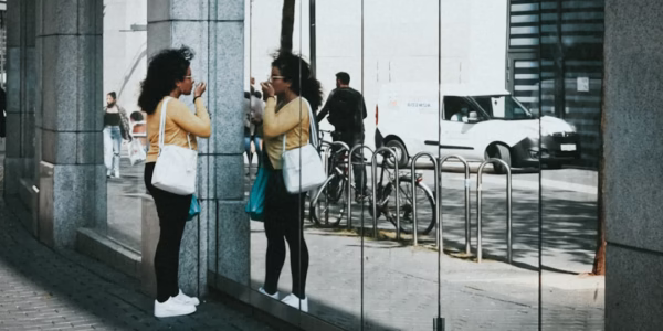 《志明與春嬌》：青春的影子