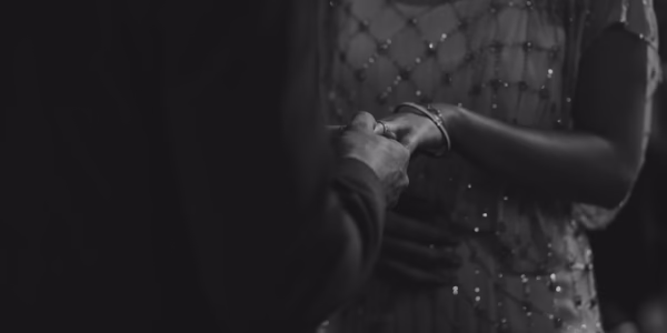 對面女孩的眼神，青春的心動