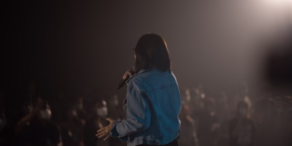 標題：在淚痕裡聽見，女性與男性歌聲的心跳差距