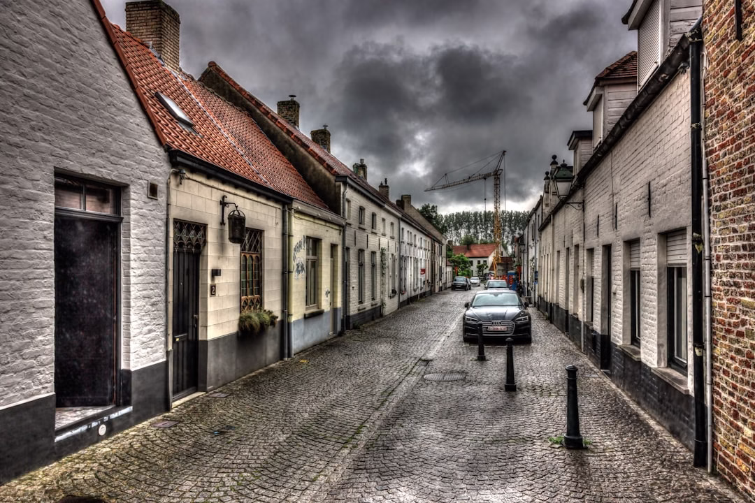 雨滴敲擊小城回憶