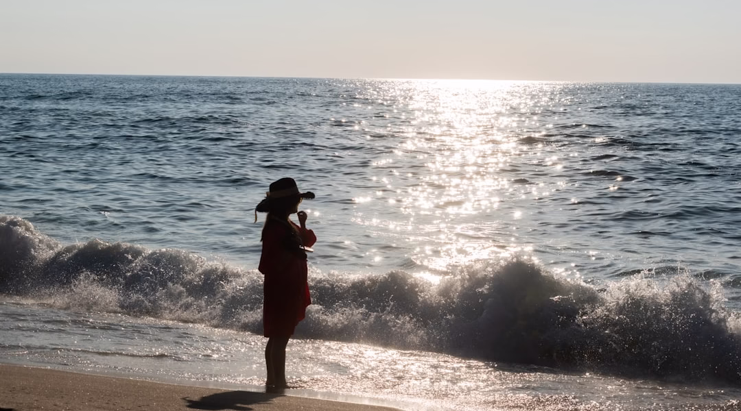 海浪拍岸,我把悲傷投進海底——那一刻,我聽見青春的哭泣 海浪拍岸,我把悲傷投進海底——那一刻,我聽見青春的哭泣