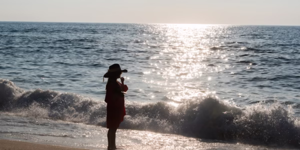 海浪拍岸，我把悲傷投進海底——那一刻，我聽見青春的哭泣