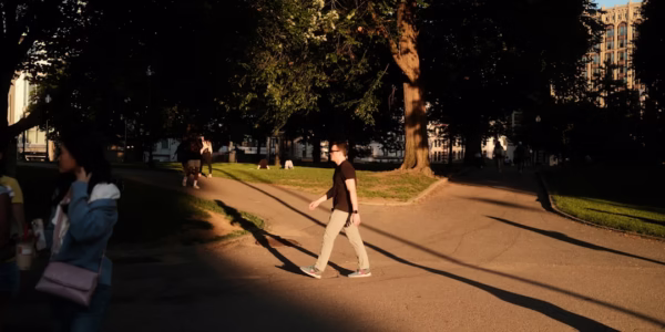 手牽手走過的街道，留在心底的音符