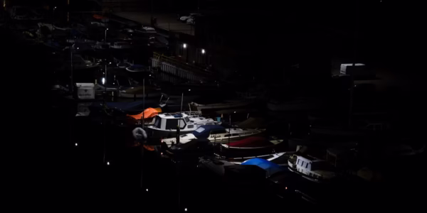 夜風里的灯火与回忆