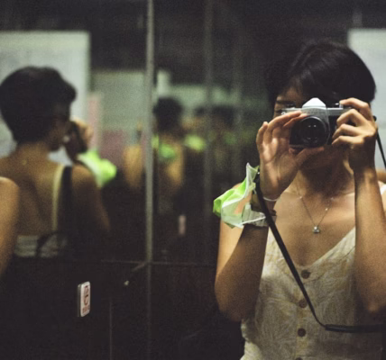 别问我是谁，听我青春的答案