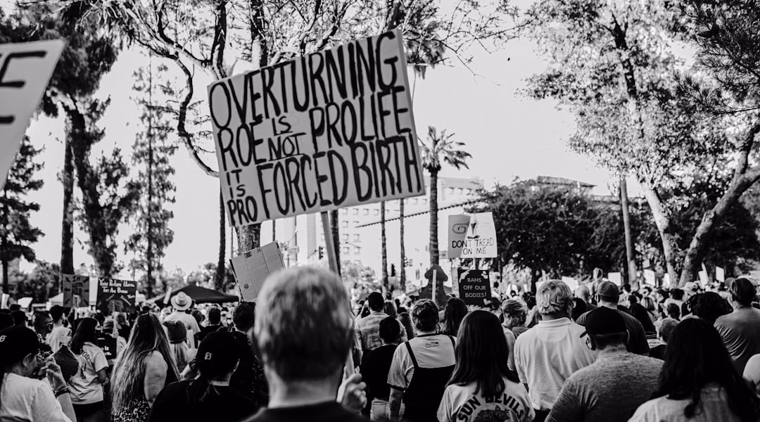 街角雨聲裡的抗爭