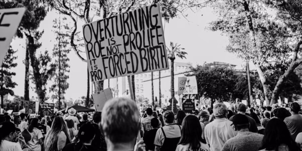 街角雨聲裡的抗爭