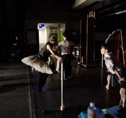 舞孃,光與影的對話 舞孃,光與影的對話