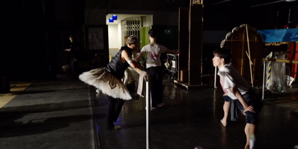 舞孃，光與影的對話