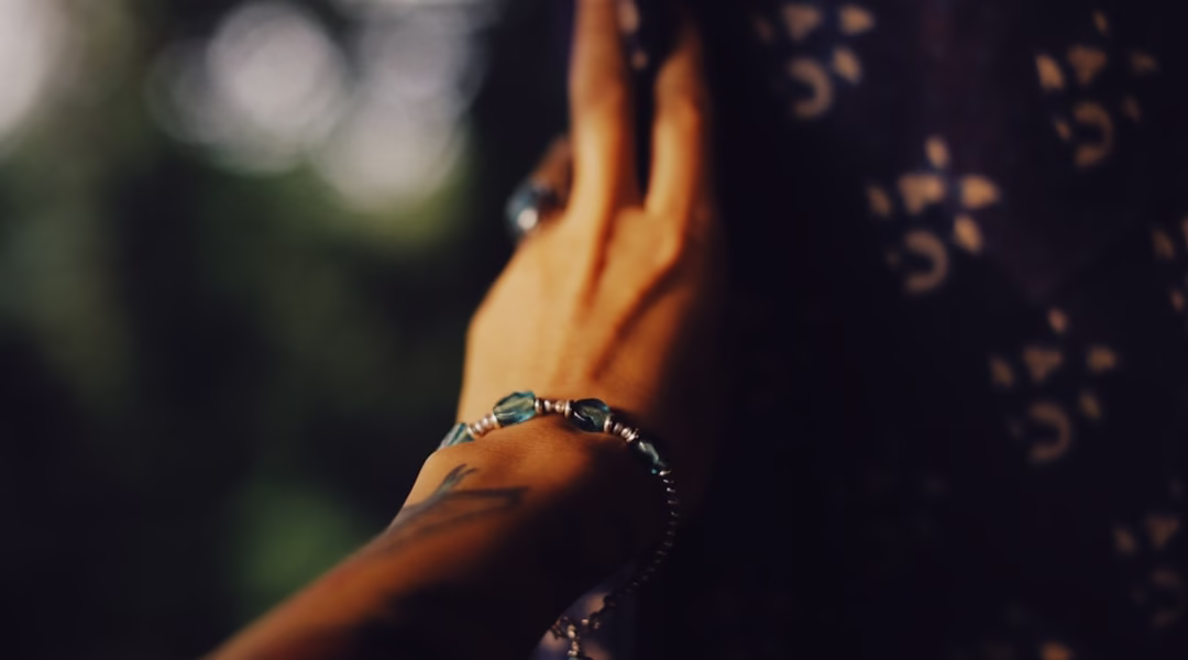 在耳語的「是否」裡,我聽見自己的回聲 在耳語的「是否」裡,我聽見自己的回聲