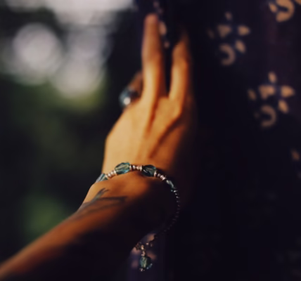 在耳語的「是否」裡,我聽見自己的回聲 在耳語的「是否」裡,我聽見自己的回聲