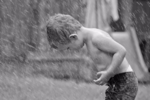 雨滴敲心窗,想你如水 雨滴敲心窗,想你如水