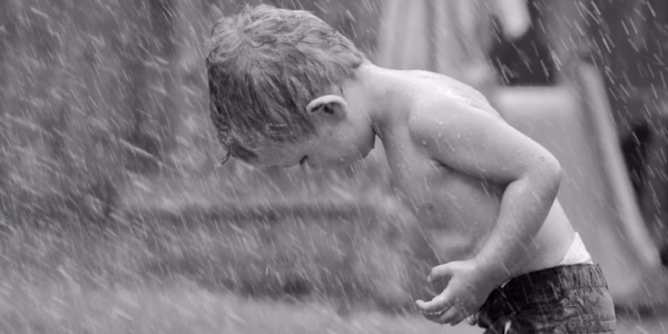 雨滴敲心窗，想你如水