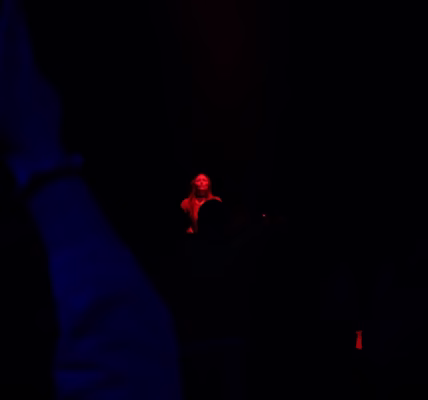 掌聲響起,舞台最後的身影 掌聲響起,舞台最後的身影